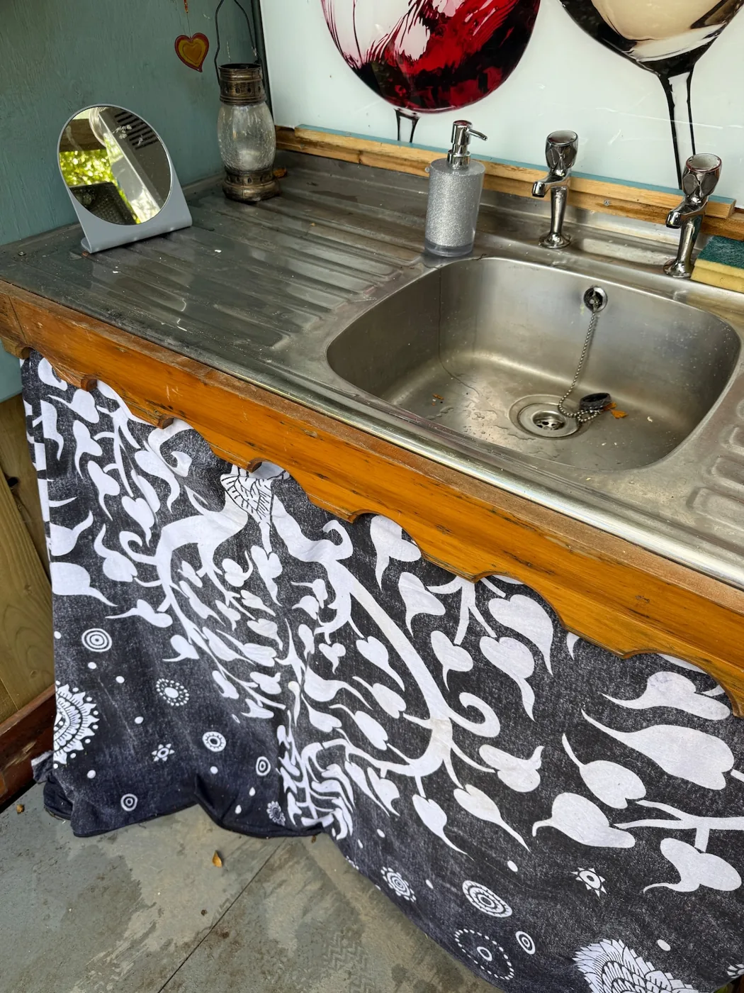 The washing-up point with a sink, lantern and a patterned cloth